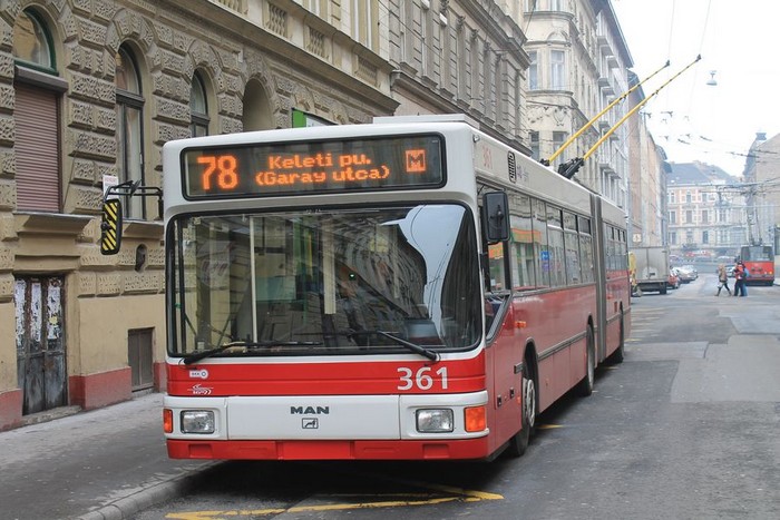 Former Eberswalde articulated trolleybus no. 017 of the Austrian type ÖAF Gräf & Stift NGE 152 M18 in Budapest/H with the
car no. 361 on the Garay utca
